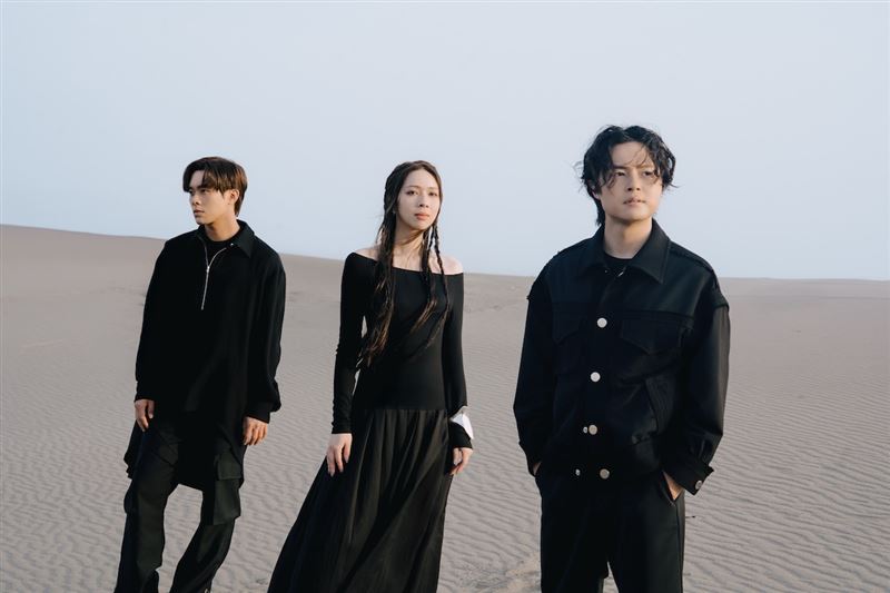 告五人首波主打歌〈黑夜狂奔〉MV遠赴「日本三大沙丘」的中田島沙丘實景拍攝。(圖/相信音樂提供)