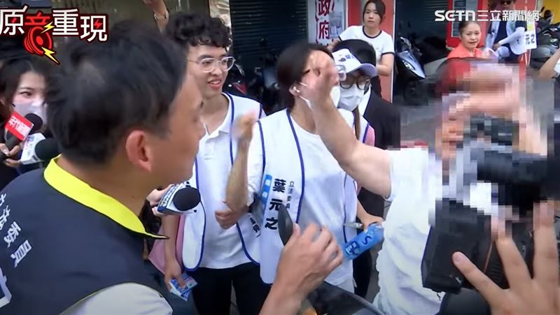 立委葉元之遭婦人吐口水比倒讚。(圖/三立新聞)