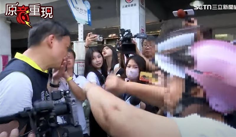 立委葉元之遭婦人吐口水比倒讚。(圖/三立新聞)