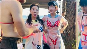 籃籃（右）跟楊繡惠穿比基尼裝。（圖／民視提供）