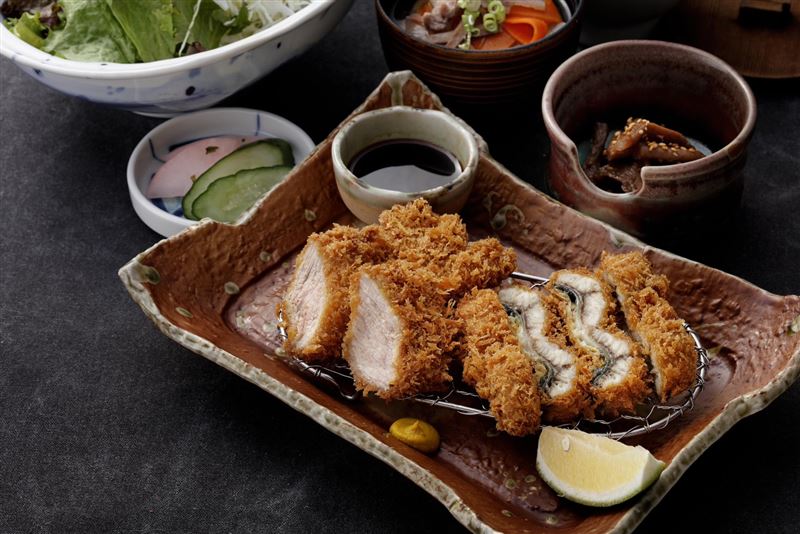 外酥內嫩、粉嫩多汁的玫瑰粉色澤老饕豬排搭配鰻魚也推出優惠套餐(圖/伊勢路勝勢日式豬排提供)