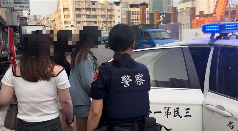 3女都由林姓馬伕共乘接送,也一起被逮捕。(圖/翻攝畫面)