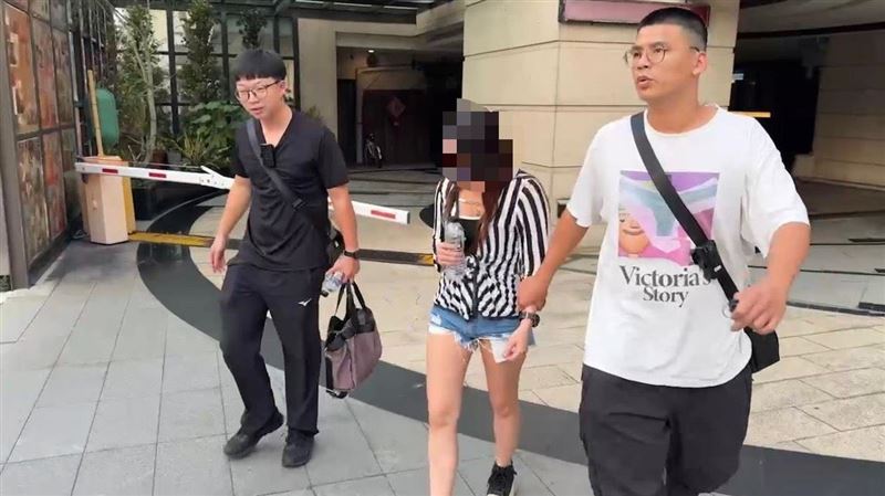 警方喬裝恩客,當場將小姐、馬伕帶回偵辦。(圖/翻攝畫面)