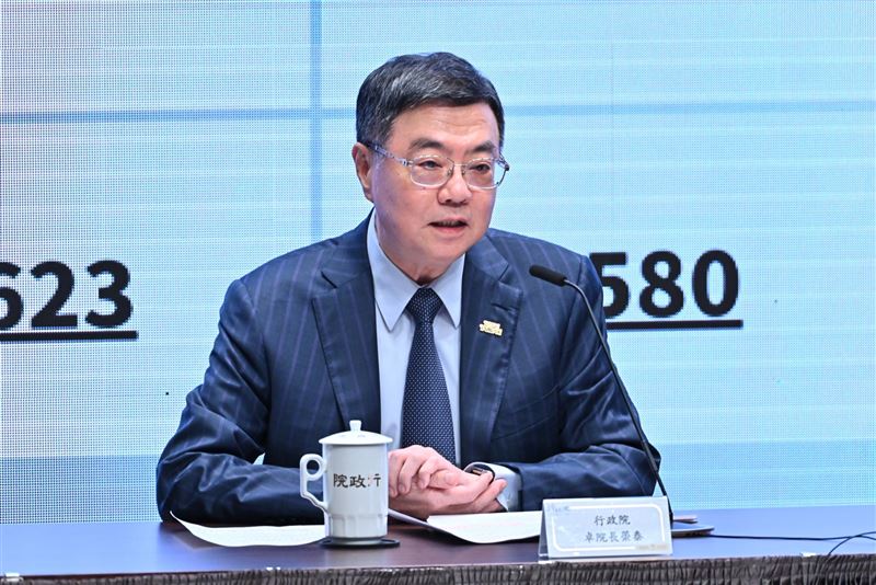 行政院長卓榮泰出席「110-113年歲計賸餘使用情形說明記者會」。(圖/行政院提供)