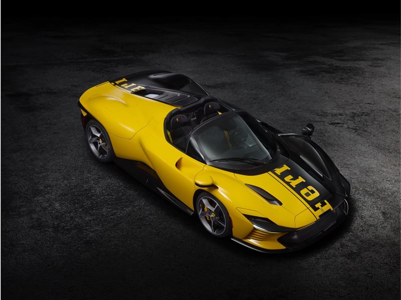 採用 Giallo Modena 黃與碳纖維雙色塗裝。（Ferrari提供）