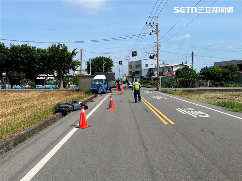 苗栗閃燈路口出車禍,26歲女騎士噴飛摔落農田中。(圖/翻攝畫面)