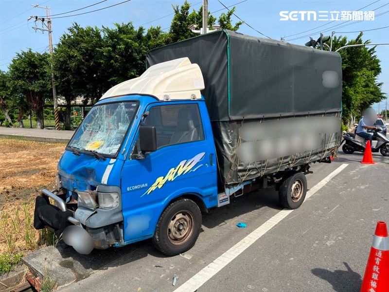 苗栗苑裡新復活動中心東側十字路口,發生機車、小貨車碰撞事故。(圖/翻攝畫面)