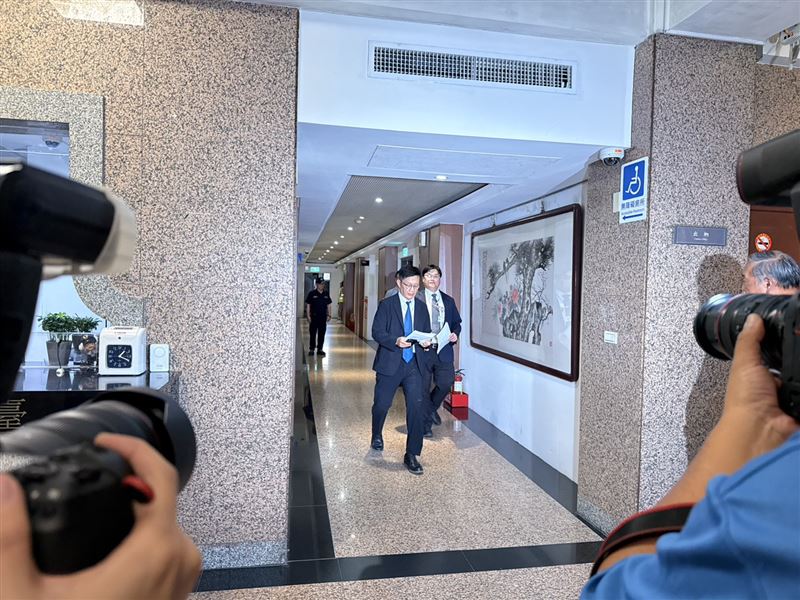 教育部次長張廖萬堅(前)與朱俊彰(後)與學生會談後接受聯訪。(圖/記者李育道攝影)