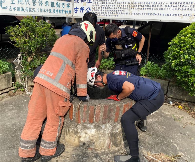 消防局接獲警方轉報後到場救援。(圖/翻攝畫面)