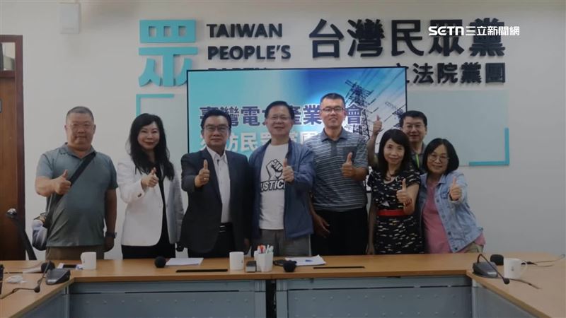 「台電產業工會」理事長歐子銘（亮圈處），遭起底與民眾黨人友好，聲明稿疑有政治目的。（圖／三立新聞台）