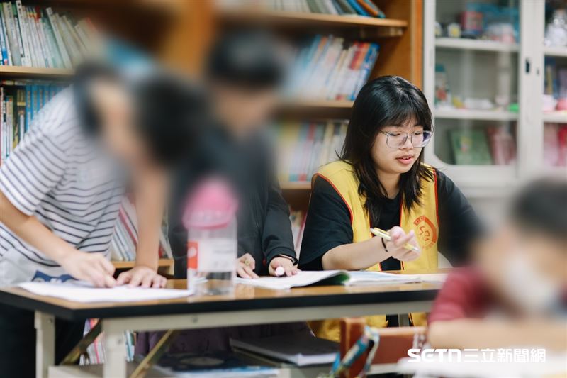不是每一個家庭都有資源和金錢能讓小孩補習,救助協會表示,成立陪讀班最大的用意就是「生命的深度陪伴」,讓這些弱勢孩子機會圓夢和多點關愛與溫暖等。(圖/受訪者提供)
