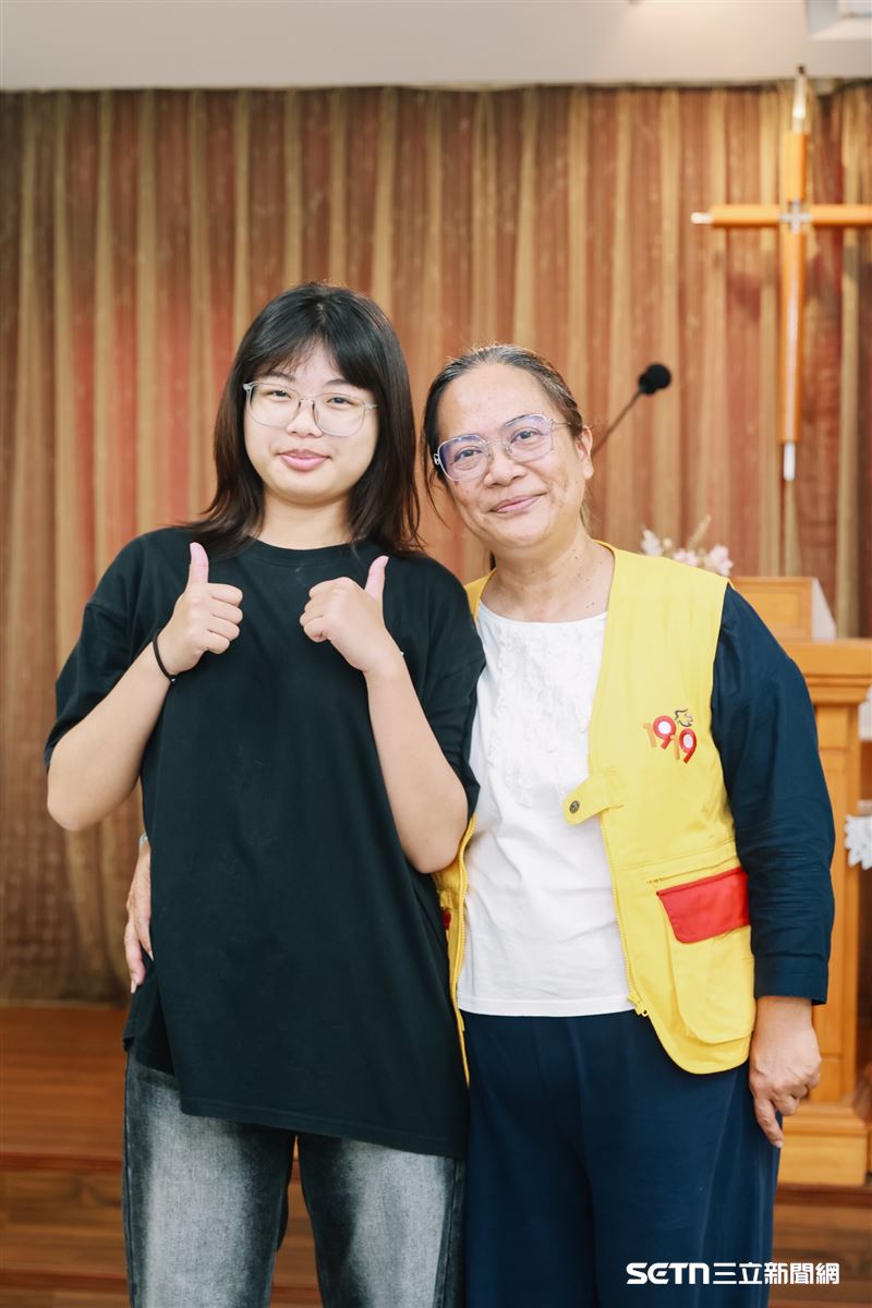 (上圖右)呂敏慈畢業時榮獲市長獎,她說,自己未來想當一名優秀的電機工程師;(下圖)得以考上第一志願,敏慈說,陪讀班方老師的鼓勵與陪伴對她非常重要,自己很感謝她。(圖/受訪者提供)