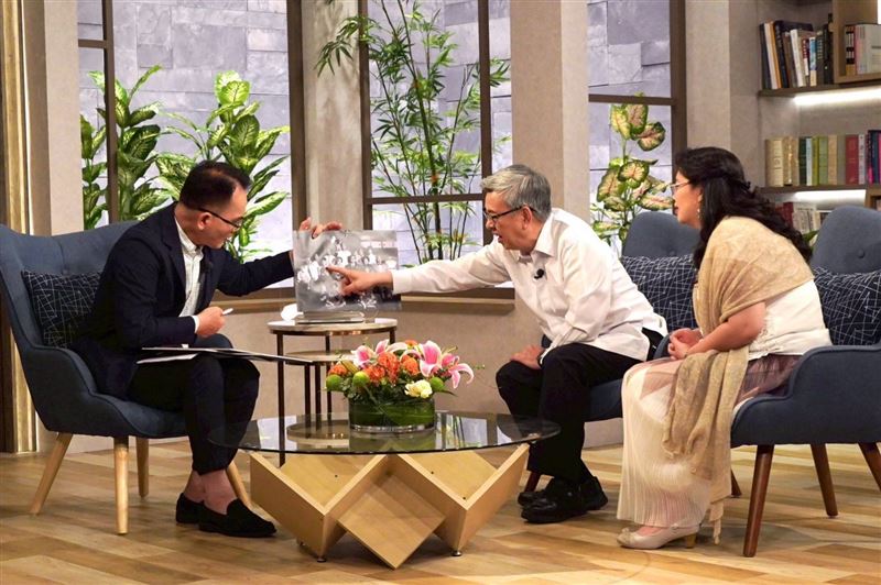 陳建仁與女兒深度對談攜手出書《左腦爸爸 右腦女兒》。父女倆上鄭弘儀主持的《話時代人物》。（圖／三立新聞網）