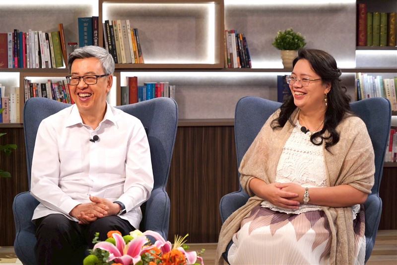 陳建仁與女兒深度對談攜手出書《左腦爸爸 右腦女兒》。書中曝光陳建仁的初戀愛情故事。（圖／三立新聞網）
