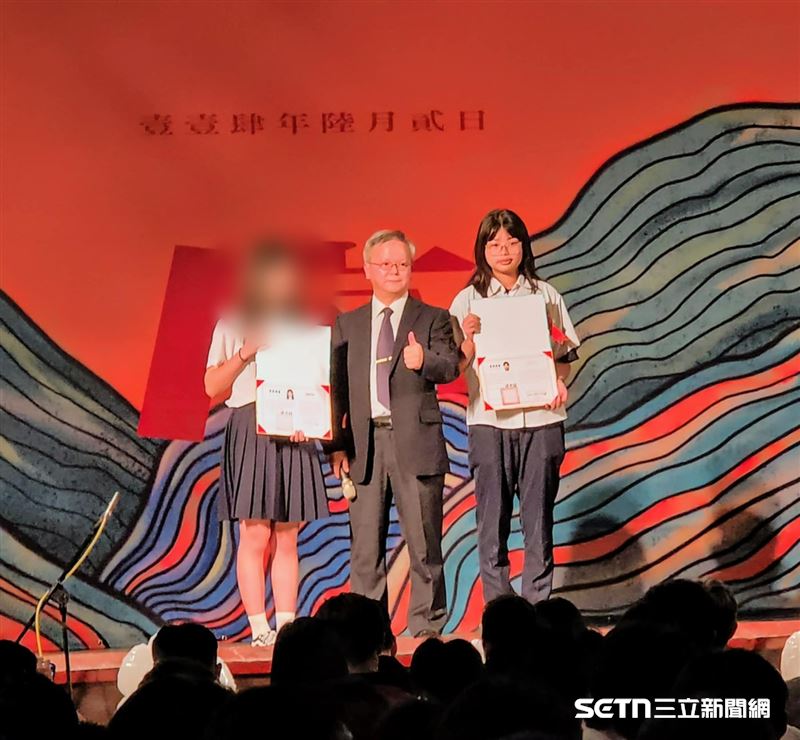 (上圖右)呂敏慈畢業時榮獲市長獎,她說,自己未來想當一名優秀的電機工程師;(下圖)得以考上第一志願,敏慈說,陪讀班方老師的鼓勵與陪伴對她非常重要,自己很感謝她。(圖/受訪者提供)