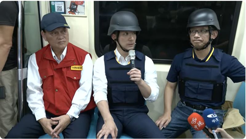 因應防空演習,蔣萬安「戴頭盔」搭捷運。(圖/翻攝畫面)