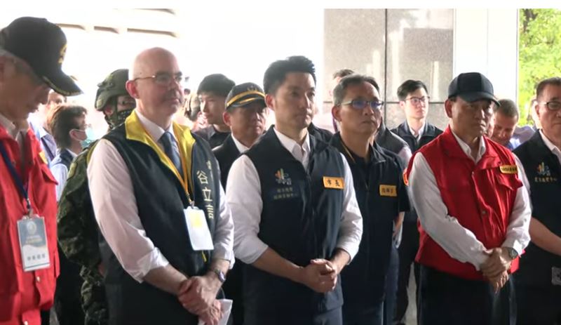 AIT處長谷立言站在蔣萬安身旁聽取民防簡報。(圖/翻攝畫面)