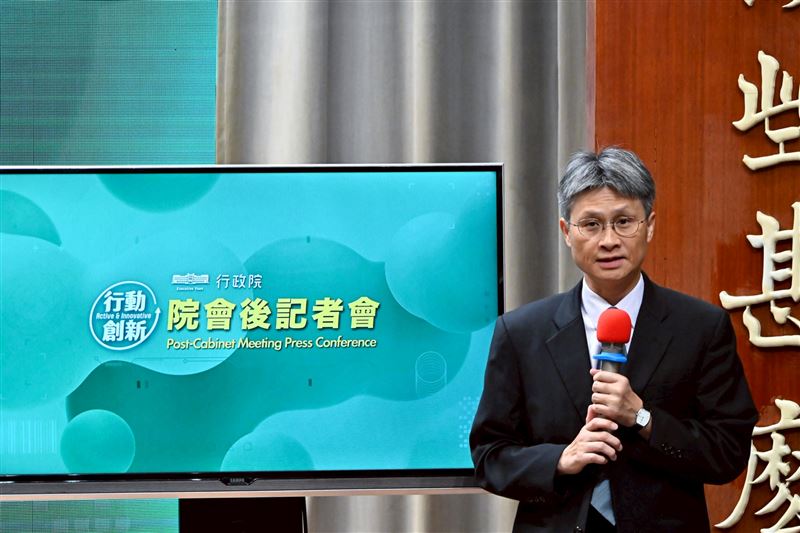 國科會副主委蘇振綱在行政院院會後記者會說明台師大「抽血換學分」案。(圖/行政院提供)