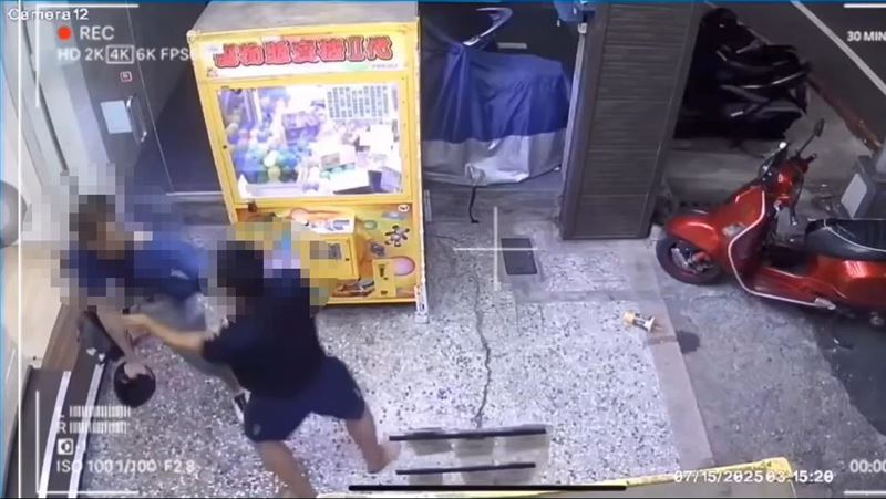 第二回合開始,裸身的王男又開始跟對方打起來,只不過對方用安全帽反擊一度讓他有點站不住。(圖/楊小儀提供)