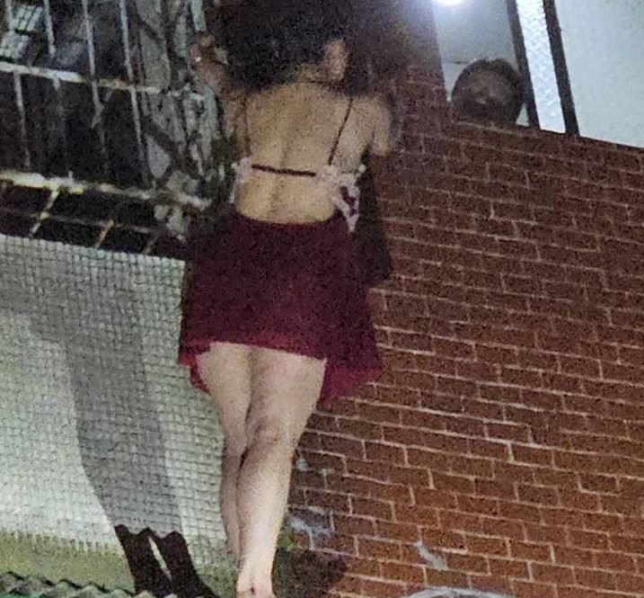 陳女與男友吵架,獨自爬到4樓雨遮。(圖/翻攝畫面)