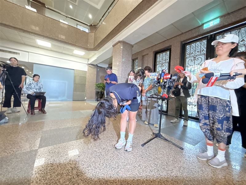 受害學生代表簡奇陞深深鞠躬道謝各界關心。(圖/記者李育道攝影)