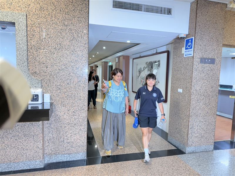 教育部17日與受害學生正式會面並承諾啟動7項行動後,受害學生代表簡奇陞稍早公開受訪,表示這是第一次感受到有大人願意認真傾聽、積極解決。(圖/記者李育道攝影)