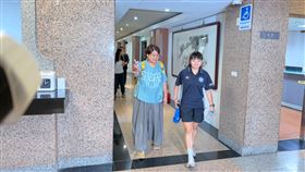 ▲台師大女足「抽血換學分」風波，教育部17日與受害學生正式會面並承諾啟動7項行動後，受害學生代表簡奇陞稍早公開受訪。（圖／記者李育道攝影）