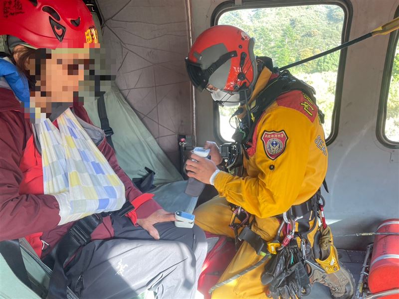 女山友手骨折無法拉繩下山,向消防局求助後由黑鷹直升機後送。(圖/翻攝畫面)