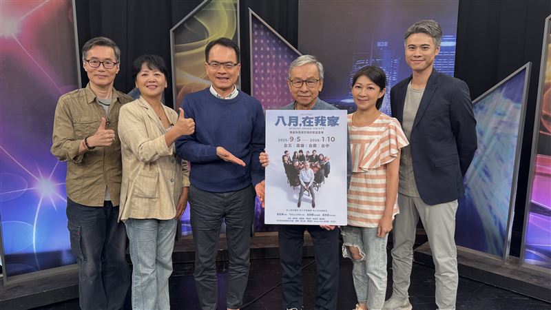 綠光劇團《八月,在我家》導演吳定謙(右一)與演員顏嘉樂、 吳念真、王琄、朱宏章(由左至右)跟鄭弘儀(左三)分享家族的秘密與真相。(圖/綠光劇團提供)