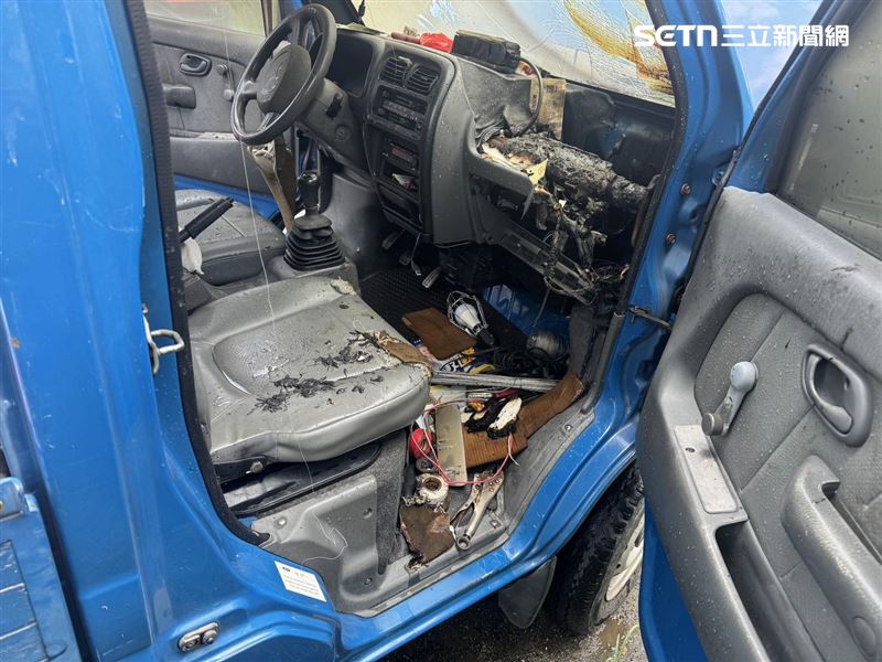 小貨車置物箱放了打火機,疑不耐高溫自燃起火。(圖/翻攝畫面)