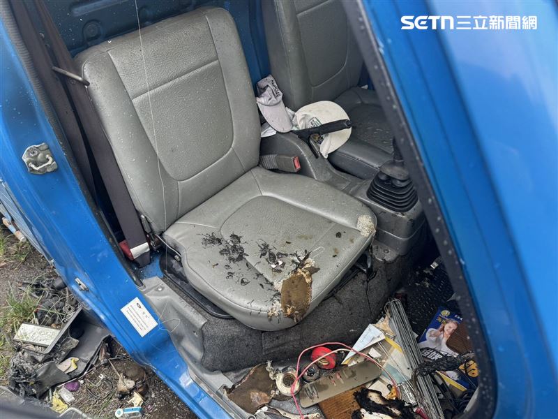 小貨車置物箱放了打火機,疑不耐高溫自燃起火。(圖/翻攝畫面)