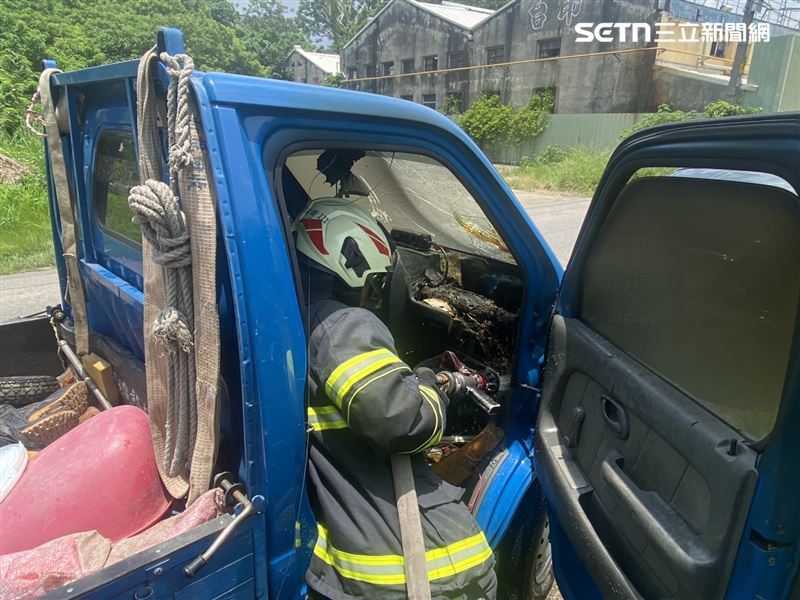 彰化花壇鄉17日中午出現37.3度高溫,一輛小貨車疑因打火機自燃起火。(圖/翻攝畫面)