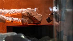 極其罕見的「火星碎片」，在拍賣會上以超過1.2億新台幣售出。（圖／路透社／達志影像）