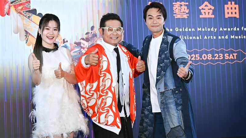 楊小黎(左起)、許效舜跟柯大堡出席記者會。(圖/三立提供)