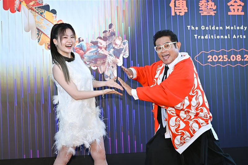 典禮主持人由資深藝人許效舜與實力派演員楊小黎聯袂擔綱。(圖/三立提供)