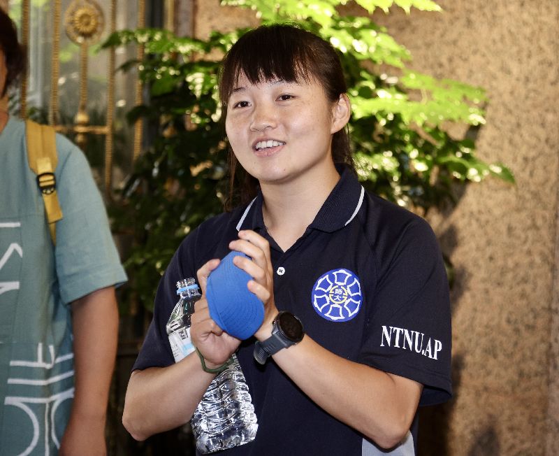 台師大女足抽血案，受害學生代表簡奇陞日前在教育部受訪表示，她們就事論事，教練做錯事了就該依法處理，但也希望外界不要抹滅教練曾是國腳的傳奇及對體育的努力