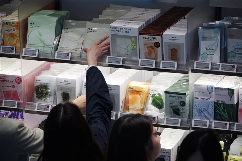 不少民眾擔心會受到關稅影響，紛紛搶先瘋囤貨。（圖／路透社／達志影像）