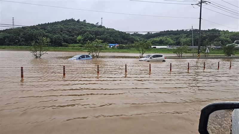南韓南韓連日暴雨釀災，多地災情嚴重。（圖／翻攝自X）