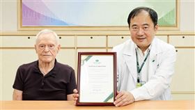 國泰醫院院長簡志誠（右）致贈感謝狀予Harvey先生（左），感謝其愛心捐贈幫助成人聽損者聽見幸福。（圖／國泰醫院提供）