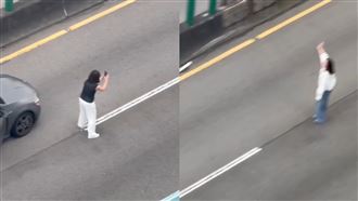 2女碰上韌性演習　竟衝下車拍美照