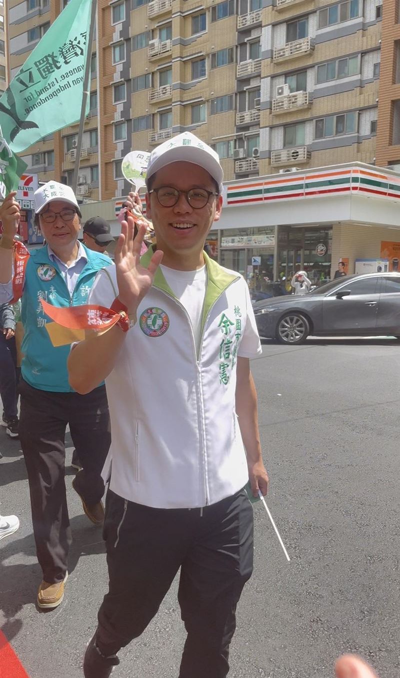 民進黨籍桃園市議員余信憲接到里長爆料，直指市府漏印投票通知單。（圖／翻攝自余信憲臉書）