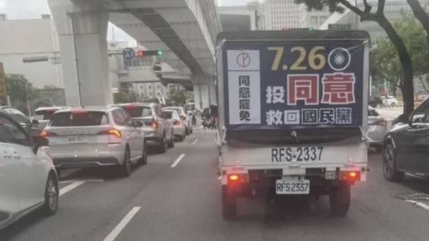 台中街頭驚見假冒藍營的宣傳車。（圖／翻攝畫面）