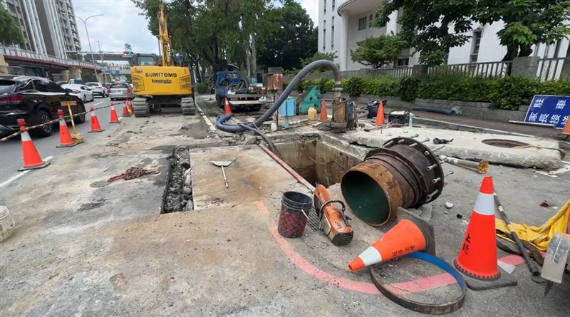 潭子區自來水管漏水,台水今早緊急宣布停水29小時。(圖/翻攝畫面)