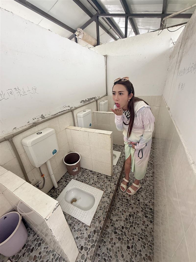 罔腰傻眼中國廁所沒門。（圖／翻攝自罔腰臉書）