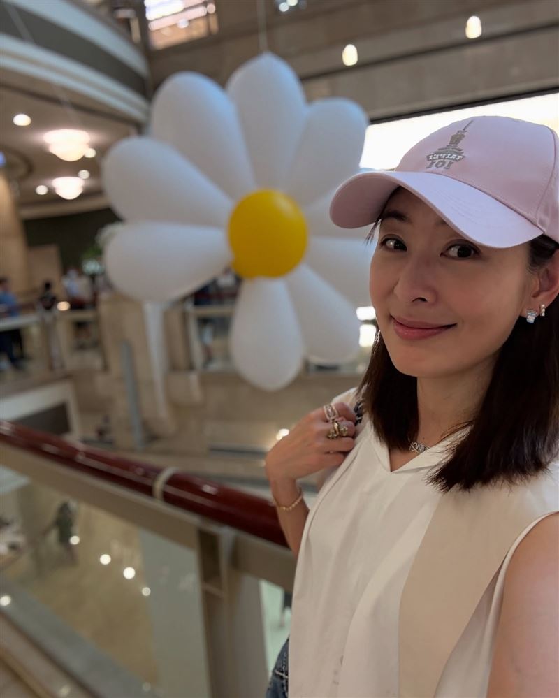 台北101董事長賈永婕也曾現身展覽會場,並以「小雛菊」耳環應援權志龍 。(圖/翻攝自賈永婕臉書)