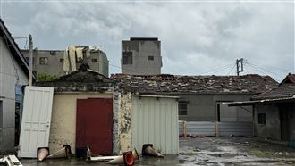 風災後帆布救屋頂…男子二度跌地不治