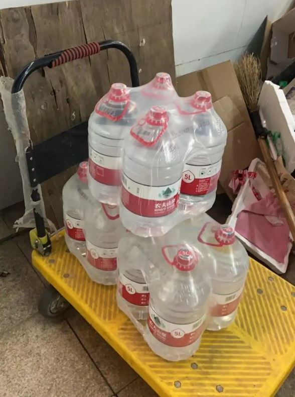 居民發覺自來水有異味,嚇到去超市買水。(圖/翻攝自微博)