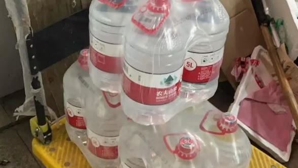 社區自來水飄死老鼠味　杭州人嚇壞急買水