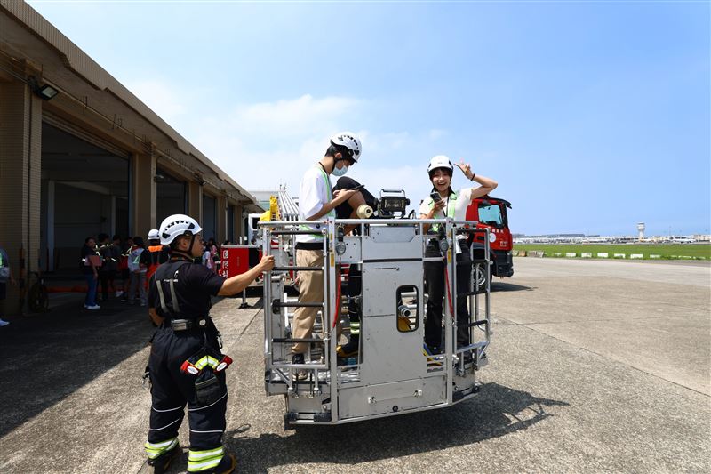 去年桃園機場體驗營學員實際登上雲梯車,體驗機場消防搜救勤務。(圖/桃園機場提供)