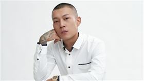 網紅鳳梨（吳泓逸）因為直播而走紅，台味深受許多網友喜愛。（圖／翻攝自臉書）
